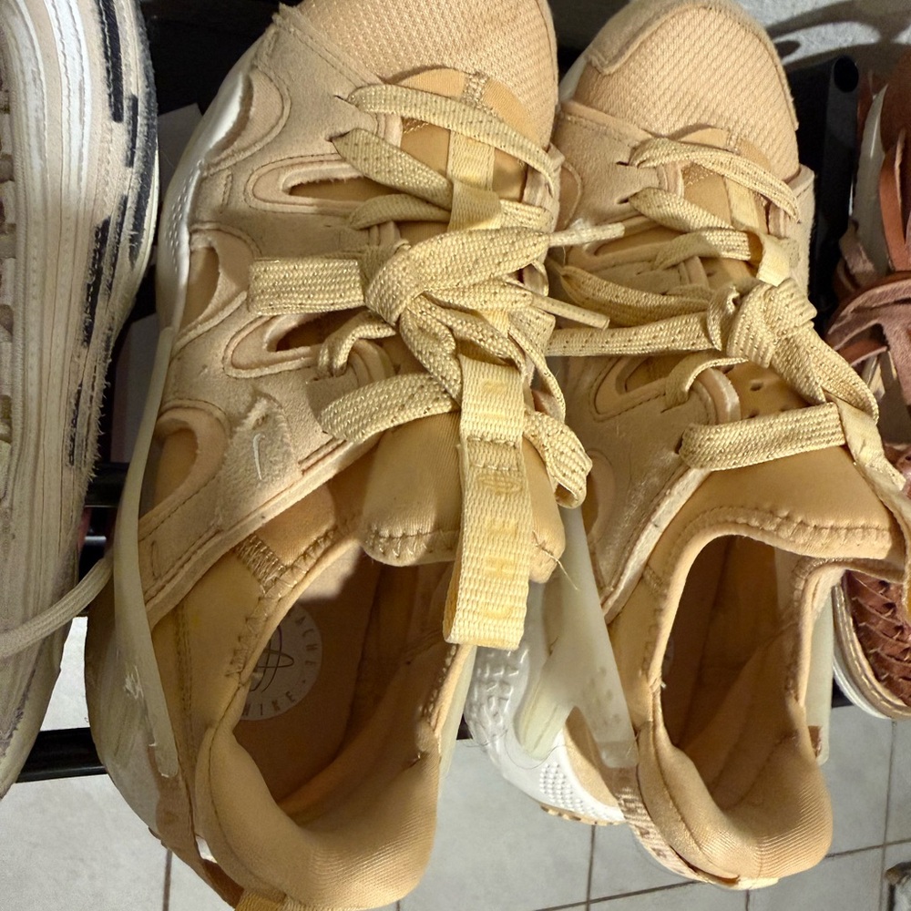 Nike Women's Sneakers in Tan Huarache Air